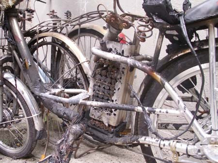 Kinh hoang chay no xe dap dien de doa tinh mang nguoi dan-Hinh-5