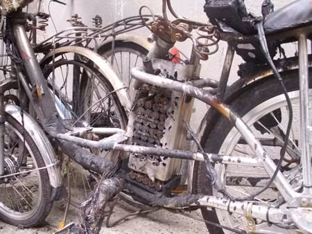 Kinh hoang chay no xe dap dien de doa tinh mang nguoi dan-Hinh-5