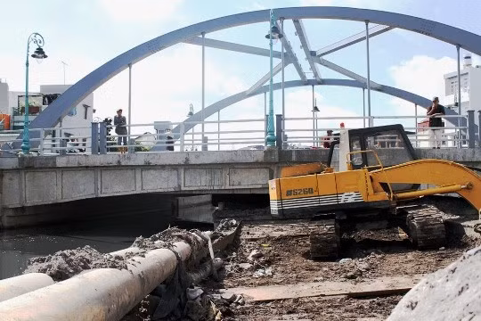 5. Sà lan đâm nứt cầu trên kênh Tân Hóa - Lò Gốm Khoảng 2h30 ngày 21/8/2015, một sà lan chở bùn đang đậu dưới kênh Tân Hóa – Lò Gốm đã bị đứt dây neo, sau đó trôi tự do hơn 400 m, hướng về thượng nguồn. Khi trôi đến cầu Đặng Nguyên Cẩn (hay còn gọi là cầu Tre, đoạn qua quận 6, TP HCM) thì một trụ bê-tông trên đầu chiếc sà lan bị vướng lại dưới gầm cầu Do mực nước dưới kênh thời điểm này dâng cao đã làm chiếc sà lan bị đội ngược lên, làm nứt gầm và ảnh hưởng đến kết cấu của cây cầu.