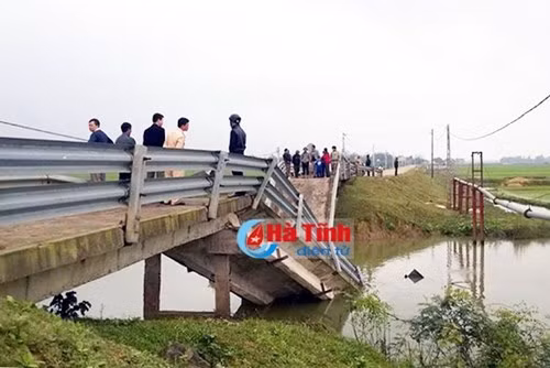 3. Sà lan chở cát đâm sập cầu, 3 người nhảy sông thoát nạn Khoảng 8h sáng 12/3/2016, một sà lan chở cát di chuyển trên kênh nhà Lê hướng Đức Thọ - TX Hồng Lĩnh đã đâm vào mố cầu Cơn Độ (nối phường Nam Hồng với xã Thuận Lộc, TX Hồng Lĩnh, tỉnh Hà Tĩnh) khiến cầu gãy sập. Chiếc sà lan bị khối bê tông lớn đè chìm. Rất may, vào thời điểm xảy ra tai nạn không có ai lưu thông qua cầu và 3 người trên sà lan đã kịp thời nhảy xuống kênh thoát vào bờ.