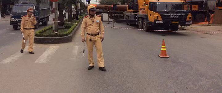 Ha Tinh: CSGT chan duong de dai gia dung nha-Hinh-3