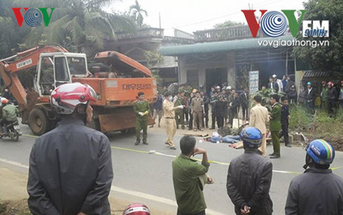 9. Xe cẩu đâm nữ sinh tử vong khi trên đường đi học về Khoảng 16h30 ngày 16/3, một người đàn ông điều khiển xe cẩu di chuyển trên tuyến đường liên xã thuộc địa bàn xóm Vó (xã Nhân Nghĩa, huyện Lạc Sơn, tỉnh Hòa Bình). Do mải nghe điện thoại, không chú ý quan sát nên lái xe đã va phải nữ sinh đang điều khiển xe đạp di chuyển ngay phía trước. Cú va chạm đột ngột khiến nữ sinh ngã khỏi xe và quấn vào phần bánh xích của xe cẩu, khiến nạn nhân tử vong tại chỗ.