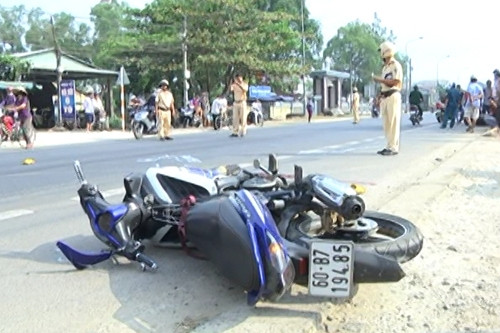 11. Tai nạn liên hoàn, 3 người thương vong Khoảng 8h sáng 18/3, tại km 45 + 900 quốc lộ 20 thuộc Khu phố Hiệp Lợi, thị trấn Định Quán, tỉnh Đồng Nai, xe mô tô BKS 60B7- 194.85, do Nguyễn Xuân M điều khiển lưu thông theo hướng Đà Lạt – Dầu Giây, khi đến điểm trên đã va chạm với xe đạp do ông Nguyễn Văn Phủ (sn 1962), ngụ Khu phố Hiệp Lợi thị trấn Định Quán điều khiển băng qua đường, rồi tiếp tục lấn trái đường đụng vào xe mô tô BKS 60B3- 069.26 do chị Hà Thị Kim Thanh, 20 tuổi điều khiển lưu thông theo chiều ngược lại. Vụ tai nạn xảy ra làm anh M tử vong, ông Phủ và chị Thanh bị thương nhẹ.