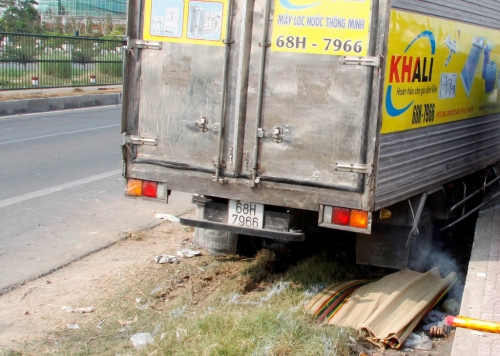 9. Chồng bị xe tải đâm chết thảm khi đi đón vợ Khoảng 14h ngày 23/3, xe tải BKS 68H–7966 (chưa xác định danh tính tài xế) lưu thông trên QL 1A. Đến đoạn cầu vượt Khu công nghiệp Hòa Phú (xã Hòa Phú, huyện Long Hồ, tỉnh Vĩnh Long) thì bất ngờ xe tải trên lao tới từ phía sau cuốn cả người và xe máy anh Võ Văn Ph. (ngụ huyện Tam Bình, Vĩnh Long) vào gầm làm nạn nhân tử vong tại chỗ.