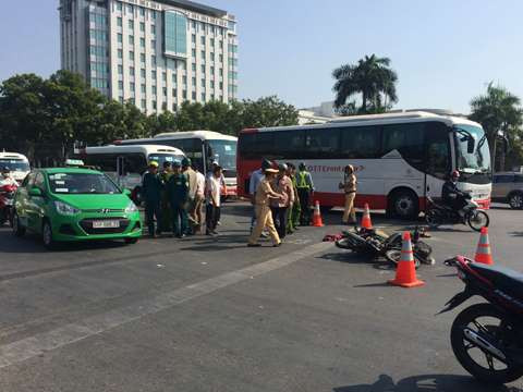 12. Đón cháu đi học về, bà ngoại bị container cán chết Khoảng 14h30 chiều 25/3 bà Trần Thị Thái (61 tuổi) đi xe máy chở cháu tên Gia Khang (8 tuổi, học sinh trường Trần Thị Ngọc Hân, huyện Nhà Bè) đi trên đường Nguyễn Lương Bằng, hướng từ Nhà Bè về Q.8 (TP HCM). Khi đến giao lộ Lương Hữu Bằng – Nguyễn Văn Linh, chiếc xe máy xảy ra va chạm với một container chạy cùng chiều. Hậu quả, bà Thái ngã ra đường, bị bánh xe container cán qua tử vong tại chỗ, bé Gia Khang may mắn văng ra xa bị thương nhẹ.