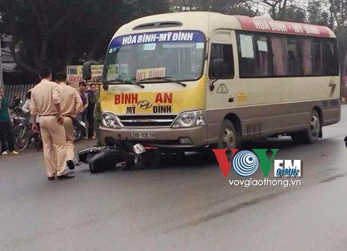 7. Đấu đầu ô tô khách, người đàn ông tử vong Khoảng 9h sáng 23/3, 2 người đàn ông ngồi trên một chiếc xe máy hiệu Honda đang di chuyển đến đoạn tiểu khu 6 (thị trấn Lương Sơn- huyện Lương Sơn- tỉnh Hòa Bình), đột ngột vòng tay lái quay đầu xe đã lao thẳng vào một xe khách BKS 28B-00058 của nhà xe Bình An đang chạy theo hướng Hòa Bình- Hà Nội. Cú va chạm mạnh khiến toàn bộ chiếc xe máy mắc kẹt dưới gầm của xe khách, hư hỏng hoàn toàn, người điều khiển xe máy chỉ bị thương nhẹ, còn người ngồi tử vong.