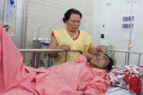 5. "Người tù thế kỷ" Huỳnh Văn Nén bị chấn thương sọ não do TNGT Khoảng 17h45 chiều 22/3, gười bị án tù oan hơn 17 năm, ông Huỳnh Văn Nén (SN 1962, Bình Thuận), khi tập lái xe máy đã bị tông xe vào cột điện, chấn thương sọ não phải vào TP Hồ Chí Minh cấp cứu. Ông Nén nhập viện trong tình trạng bị dập não, gãy xương đòn trái, cơ thể trầy xước. Qua kiểm tra CT, các bác sĩ phát hiện bệnh nhân bị chấn thương sọ não. Tri giác của nạn nhân ở mức 12/15, đây là mức xấu.