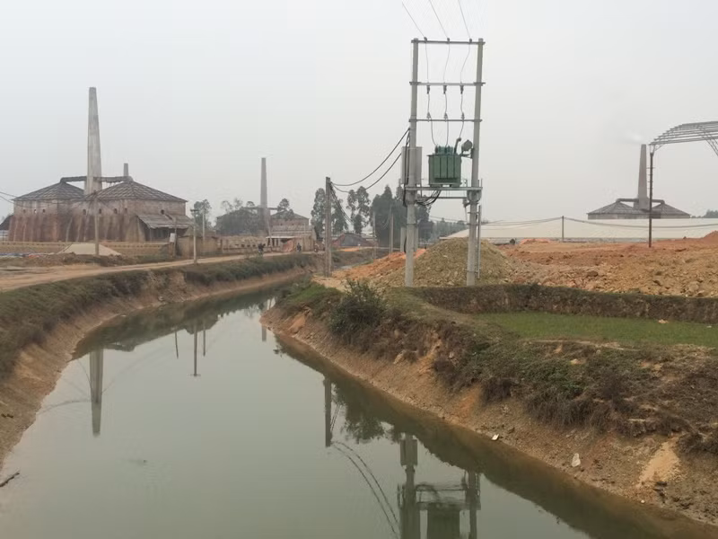 4. Buộc thôi việc thanh tra xây dựng nghi "bảo kê" lò gạch Liên quan đến việc báo chí đưa thông tin Thanh tra Sở Xây dựng Hà Nội đòi 250 triệu đồng "bảo kê" cho lò gạch thổ phỉ hoạt động tại Sóc Sơn, ngày 16/3, Sở Xây dựng đã có báo cáo gửi UBND TP Hà Nội. Báo cáo của Sở Xây dựng nêu rõ: “Trong ngày 16/3/2016, giao Thanh tra Sở Xây dựng Hà Nội chấm dứt Hợp đồng lao động (buộc thôi việc) đối với ông Đinh Hoàng Minh. Trong quá trình xử lý, nếu thấy có dấu hiệu vi phạm pháp luật sẽ chuyển cơ quan pháp luật để xem xét xử lý theo quy định”.