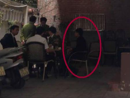  PV VTCNews bị Bảo vệ Nhà hàng Qeen đánh, giữ người trái pháp luật? Sáng 18/3, anh Nguyễn Quang Hải (SN 1992, phóng viên Ban Xã hội - Pháp luật Báo điện tử VTC News) được tòa soạn cử đi tác nghiệp sau khi nhận được nhiều phản ánh của người dân về tình trạng xe cộ đỗ lấn chiếm vỉa hè, lòng đường trên phố Láng Hạ, đoạn trước cửa nhà hàng Queen Bee (số 20 phố Láng Hạ, Đống Đa, Hà Nội). Quá trình tác nghiệp, anh Hải đã bị một số nhân viên nhà hàng Queen Bee đánh đập, chửi bới, giật điện thoại và xoá hết tư liệu. Sau đó, anh Hải đã bị nhóm đối tượng này “giam lỏng” nhiều giờ đồng hồ.