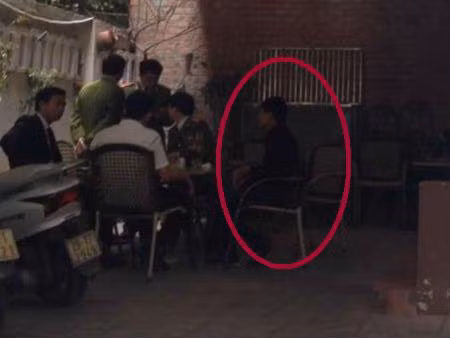  PV VTCNews bị Bảo vệ Nhà hàng Qeen đánh, giữ người trái pháp luật? Sáng 18/3, anh Nguyễn Quang Hải (SN 1992, phóng viên Ban Xã hội - Pháp luật Báo điện tử VTC News) được tòa soạn cử đi tác nghiệp sau khi nhận được nhiều phản ánh của người dân về tình trạng xe cộ đỗ lấn chiếm vỉa hè, lòng đường trên phố Láng Hạ, đoạn trước cửa nhà hàng Queen Bee (số 20 phố Láng Hạ, Đống Đa, Hà Nội). Quá trình tác nghiệp, anh Hải đã bị một số nhân viên nhà hàng Queen Bee đánh đập, chửi bới, giật điện thoại và xoá hết tư liệu. Sau đó, anh Hải đã bị nhóm đối tượng này “giam lỏng” nhiều giờ đồng hồ.