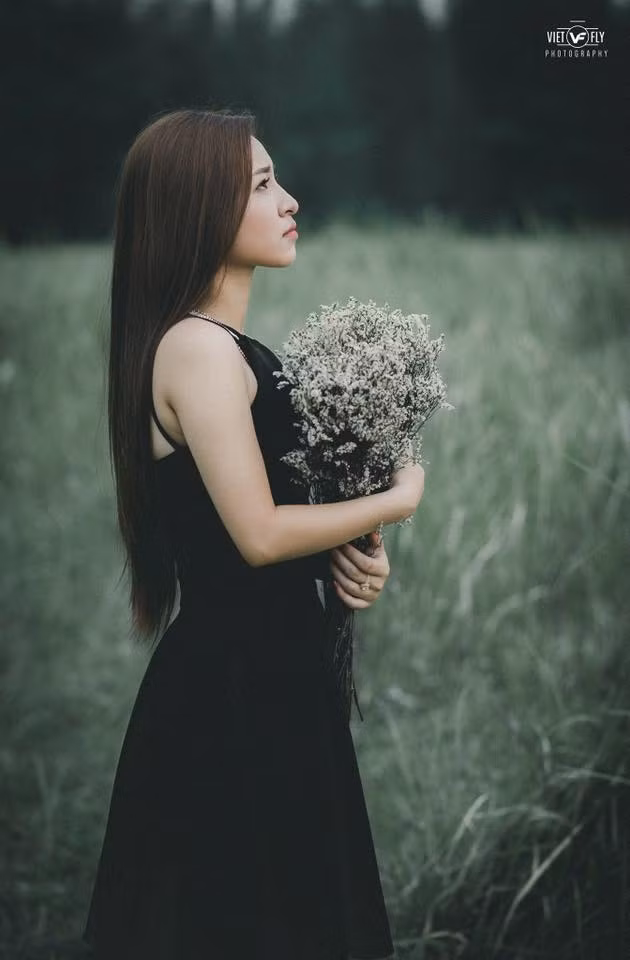 Tuy nhiên, riêng với chuyện tình cảm, mối quan hệ với cậu bạn tên Tùng, Thanh Trúc lại quả quyết khẳng định rằng giữa hai người chưa từng có cái gọi là tình yêu đôi lứa. Trúc và Tùng đã làm bạn được một thời gian, bản thân Trúc rất quý tùng nhưng chưa từng nghĩ đến việc sẽ biến tình bạn đó trở thành tình yêu. Chính vì lý do này nên Thanh Trúc quyết định không thể nhận món quà quá giá trị từ Tùng được dù biết nó sẽ khiến người bạn của mình lâm vào cảnh dở khóc dở cười.