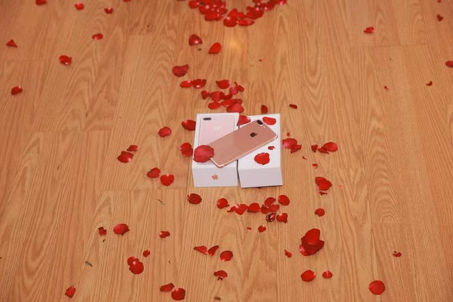 Tuy nhiên, dù được tặng chiếc iPhone 7 Plus đắt giá và theo một cách đầy bất ngờ nhưng Thanh Trúc đã từ chối lời tỏ tình của anh bạn tên Tùng. Màn tỏ tình đổ bể, dân mạng Việt vì thế được một phen bàn tán, nhận xét về cách mà Tùng đã làm để có được trái tim cô bạn gái xinh đẹp. Theo ý kiến của số đông, việc đem chiếc điện thoại đắt tiền ra để làm "mồi nhử", hấp dẫn bạn gái của Tùng bị cho là rất sai lầm. Anh chàng này vì thế cũng bị đánh giá là người trọng vật chất, tưởng rằng cứ chi nhiều tiền là có thể có được tình cảm của người khác.