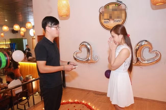 Theo tìm hiểu, chủ nhân màn tỏ tình lãng mạn, bất ngờ này là Tùng còn cô bạn gái tên là Thanh Trúc, quê gốc Hải Dương. Tùng dẫn bạn gái vào một nhà hàng, đến sảnh nơi được trang trí rất lung linh bởi nến xếp hình trái tim, hoa hồng và bóng bay. Điều đặc biệt trong màn tỏ tình này là Tùng đã tặng cho Thanh Trúc một chiếc điện thoại iPhone 7 Plus - món đồ rất giá trị và đang cực hot, được đông đảo bạn trẻ, người dân quan tâm trong nhiều ngày qua.