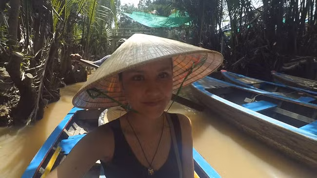 Ngoài đời, Mai Mai cũng giống như bao cô gái cùng tuổi, cô thích du lịch và khám phá những miền đất mới. Trên trang cá nhân của mình, cô bạn thường xuyên chia sẻ các bức ảnh vi vu, thăm thú sông nước miền Tây, Nha Trang, Sài Gòn... lang thang tìm hiểu ẩm thực và con người Việt Nam.