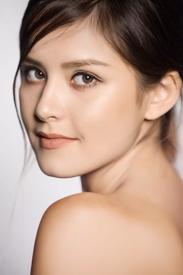 Maïwenn Kerivel, bông hồng lai Pháp – Việt sinh năm 1995 đang được giới trẻ Việt đặc biệt chú ý nhờ gương mặt V – line xinh đẹp, chiếc mũi cao thẳng cùng tính cách thân thiện, đáng yêu. Cô bạn có bố là là người Pháp, còn mẹ là người Đồng Tháp. Được biết, Maïwenn Kerivel hiện đang sinh sống và làm việc tại TP HCM.