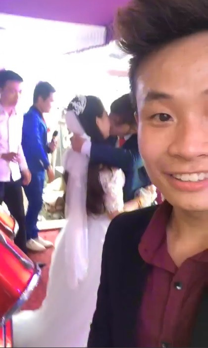 Màn khóa môi lâu kỷ lục của cặp vợ chồng trong ngày hôn lễ đã được một người bạn quay thành clip và chia sẻ trên trang cá nhân với lời bình luận hóm hỉnh, thu hút sự quan tâm đặc biệt của dư luận sau vài giờ đăng tải.