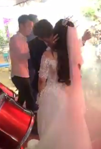 Theo như lời chia sẻ của người quay clip, thực tế thời gian đôi vợ chồng hôn nhau "quên trời đất" kéo dài hơn 5 phút, trong khi mọi người đã có ý nhắc nhở nhưng cặp đôi vẫn không màng đến xung quanh, vô tư quấn lấy nhau nồng cháy.