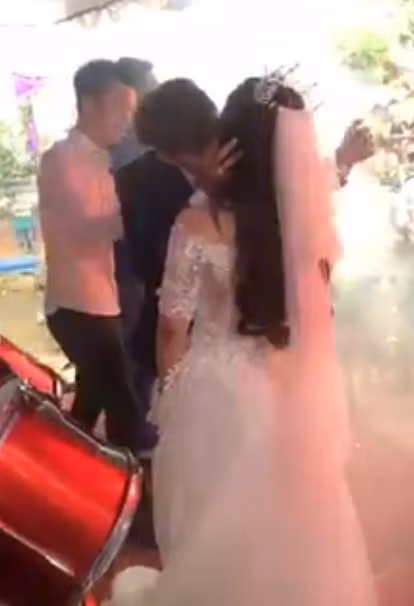 Theo như lời chia sẻ của người quay clip, thực tế thời gian đôi vợ chồng hôn nhau "quên trời đất" kéo dài hơn 5 phút, trong khi mọi người đã có ý nhắc nhở nhưng cặp đôi vẫn không màng đến xung quanh, vô tư quấn lấy nhau nồng cháy.