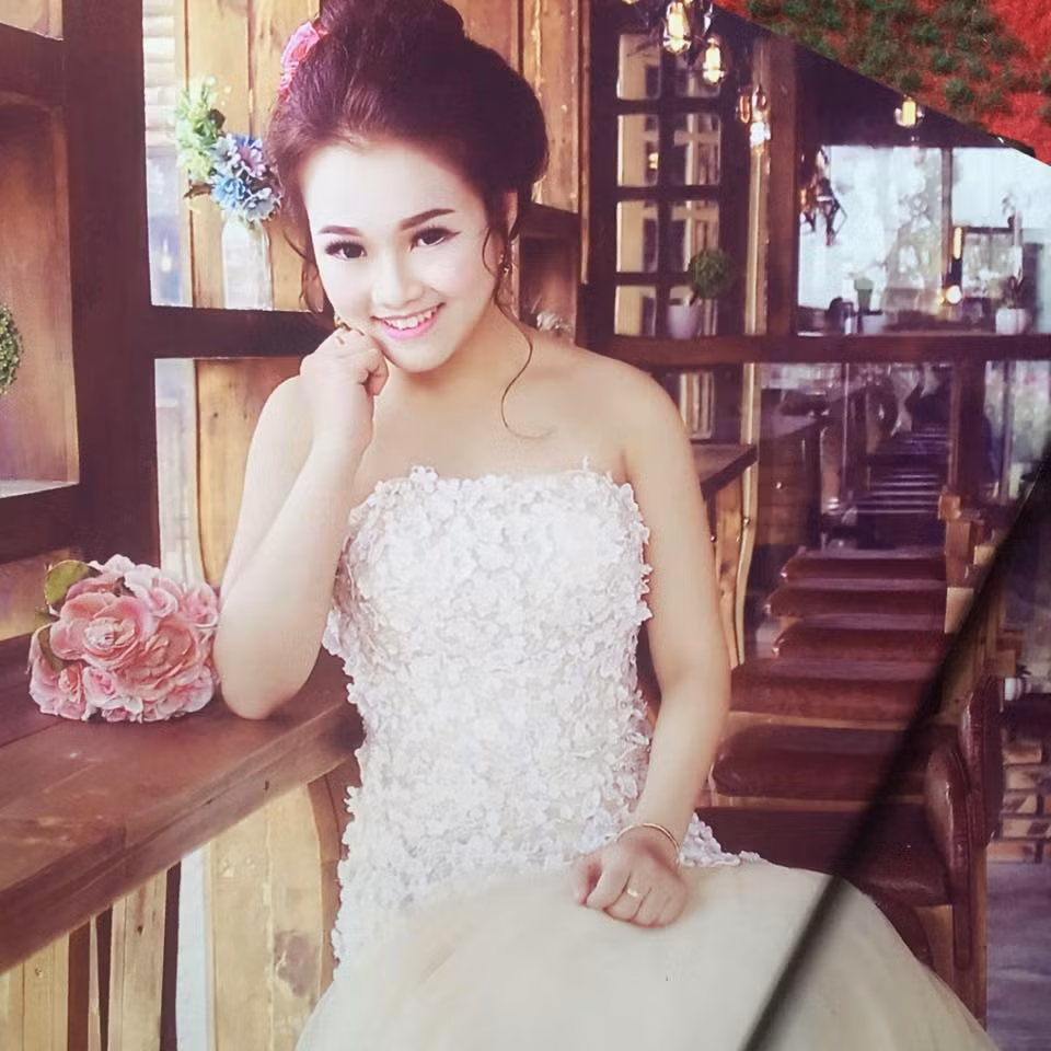 Cô dâu Thu Trang sở hữu gương mặt thanh tú, hài hòa, nước da trắng mịn.