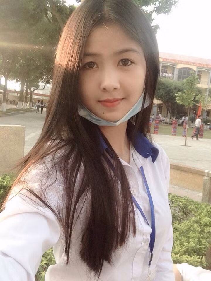 Đúng với những gì từng chia sẻ về bản thân, thời gian gần đây Thanh Thư vẫn giữ nguyên phong cách mộc mạc, giản dị của mình. "Hot girl chân khoèo" thích được chụp ảnh với những trang phục đơn giản hàng ngày, chụp ảnh với bộ đồng phục học sinh và cho rằng việc phải thay đổi nhiều quần áo, trang điểm cầu kỳ trước khi pose hình lên mạng là quá mất thời gian. Sau 2 năm, Thanh Thư hiện tại cũng chín chắn hơn trong suy nghĩ, cô bé luôn cố gắng học thêm về cách đối nhân xử thế, hành xử trong xã hội và biết rõ mình là ai.