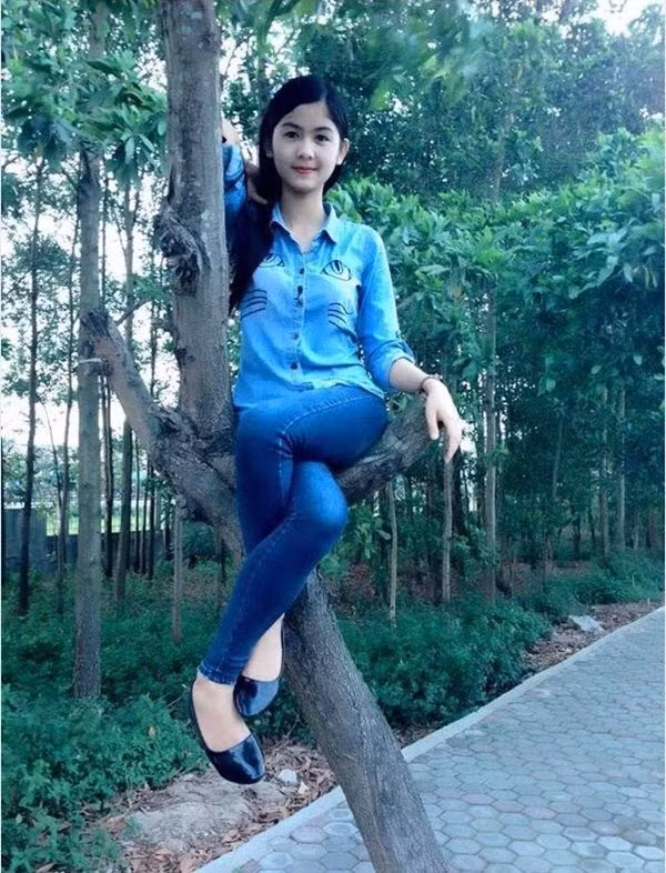 Cô bé nổi tiếng với bức ảnh vặn chân và biệt danh " hot girl chân khoèo Hải Dương" gây bão Facebook suốt một thời gian dài là Trần Thị Thanh Thư, năm nay 17 tuổi và học sinh trường THPT Cẩm Giàng II, Hải Dương. Thanh Thư còn được biết đến với biệt danh Thư Ngố, sau hơn 2 năm nổi tiếng cô đã có được hơn 500 nghìn người theo dõi trên mạng xã hội. Và có thể nói rằng bức ảnh vặn chân ngày nào đã giúp Thanh Thư một bước trở thành "người nổi tiếng", được chú ý không chỉ bởi khả năng đặc biệt của đôi chân mà còn bởi ngoại hình rất xinh xắn.