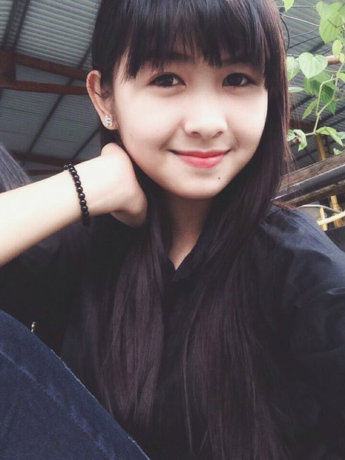 Sau hơn 2 năm kể từ ngày mới "nổi tiếng", hiện tại dù đã thay đổi khá nhiều nhưng hot girl chân khoèo Hải Dương vẫn giữ nguyên được những nét xinh xắn, dễ thương và tính cách có phần hơi "dị" của mình. Nếu như trước đây, ngoài đôi chân cực dẻo, Thanh Thư còn gây ấn tượng với dân mạng nhờ khuôn mặt xinh xắn, đôi mắt to tròn toát ra đầy vẻ ngây thơ thì nay... cô bé trông đã trưởng thành hơn. Những nét dễ thương trên khuôn mặt dù chưa mất đi nhưng đã được pha trộn thêm một vài nét già dặn, chững chạc.