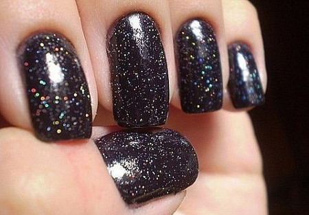 Sơn móng tay AZATURE Kim cương đen” chứa tới 267 carat kim cương đen có giá bán lẻ khoảng 250. 000 đô la Mỹ (hơn 5 tỷ đồng).