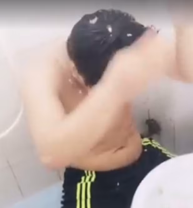 H.C.C bốc phân bỏ lên đầu thể chứng minh cho mọi người thấy bản lĩnh đàn ông.