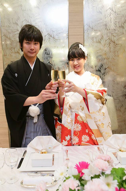 Theo lời kể của Minh Lan trong câu chuyện được dân mạng Việt chia sẻ vài ngày gần đây thì cô nàng đã rất bất ngờ, xen lẫn chút lo âu khi nghe được mong muốn lập gia đình, kết hôn với cô chỉ sau khoảng 2 tháng yêu nhau của Yuta. Trước đó, vì dự định sẽ trở về Việt Nam làm việc sau khi đã thạo tiếng Nhật nên Minh Lan không nghĩ rằng sẽ gắn bó tình cảm lâu dài với Yuta. Nhưng khi chứng kiến, cảm nhận được tình yêu chân thành của chàng trai người nhật, 9X quê Đồng Tháp đã mủi lòng và suy nghĩ lại.