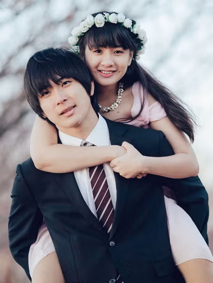 Minh Lan quê gốc Đồng Tháp, sang Nhật Bản du học ngành tiếng Nhật từ đầu năm 2015. Cô gái Việt xinh xắn tình cờ gặp Yuta Nukui khi hai người cùng tham gia một hội sinh viên Việt - Nhật để giao lưu, học hỏi. Và từ làn gặp đầu tiên, Yuta Nukui dường như đã trúng "tiếng sét ái tình", đem lòng cảm mến cô nữ sinh Việt Nam có làn da trắng và nụ cười má lúm cực duyên. Và sau vài lần nói chuyện qua Facebook, Minh Lan và Yuta trở thành bạn bè. Họ thường chia sẻ với nhau nhiều điều về cuộc sống, học tập nhưng thời điểm này cả hai đều không nghĩ rằng họ sẽ yêu nhau.