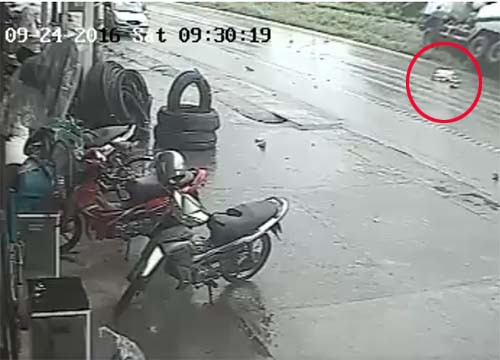 Ám ảnh clip người sang đường hai lần bị ô tô đâm - Hình 3 Am anh clip nguoi sang duong hai lan bi o to dam-Hinh-3