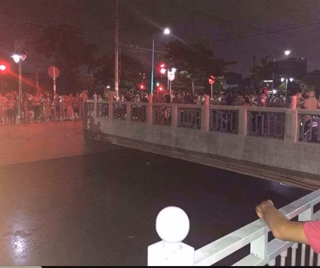 Trước đoạn clip của N.T, người dân quanh cầu Tân Hóa gần đúng 7h đã ùn ùn kéo lên cầu gây tắc nghẽn giao thông, người vì hiếu kỳ, người vì muốn chứng kiến màn kịch mà N.T đã tự dựng lên và tự lãnh hậu quả như thế nào. Do mọi người đứng quá đông trên cầu, công an giao thông đã xuất hiện để yêu cầu giải tán.