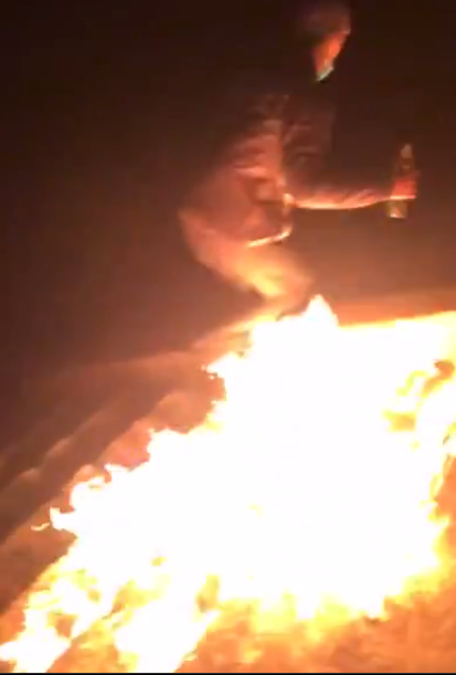 Cảnh tượng N.T vùng vẫy trong đám lửa bốc lên rồi cuống cuồng nhảy xuống sông thoát thân làm không ít người bàng hoàng.