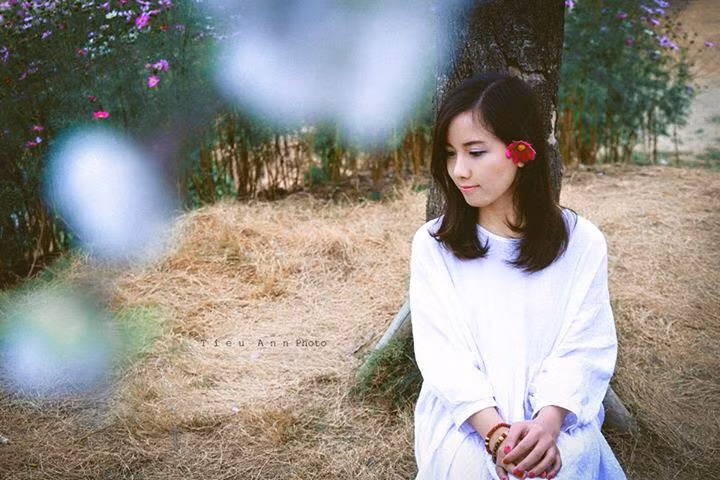 Nước da trắng mịn và nụ cười tỏa nắng là một lợi thế rất lớn giúp cô giáo dạy tiếng Anh miễn phí tỏa sáng trong mọi bức hình.