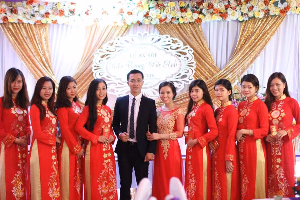 Tin khá buồn cho những chàng trai đã trót thầm thương, trộm nhớ cô giáo xinh đẹp, Kiều Trang đã chính thức kết hôn với người chồng điển trai vào tháng 7 vừa qua. Đám cưới hạnh phúc của cô giáo là kết quả của mối tình dài 5 năm.