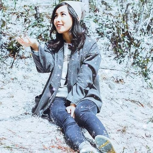 Trong công việc dạy học sẽ không thể nào tránh khỏi những khó khăn, do tâm lý học tiếng Anh của người Việt đã ăn sâu vào gốc rễ, muốn thay đổi thói quen học tập của học trò cũng không phải là một điều dễ dàng. Cô giáo xinh đẹp chia sẻ, có những đêm cô thức trắng để soạn bài giảng, cùng với đó, cô cũng phải liên tục học hỏi nhiều phương pháp dạy học mới để có thể giúp học viên nắm vững kiến thức.