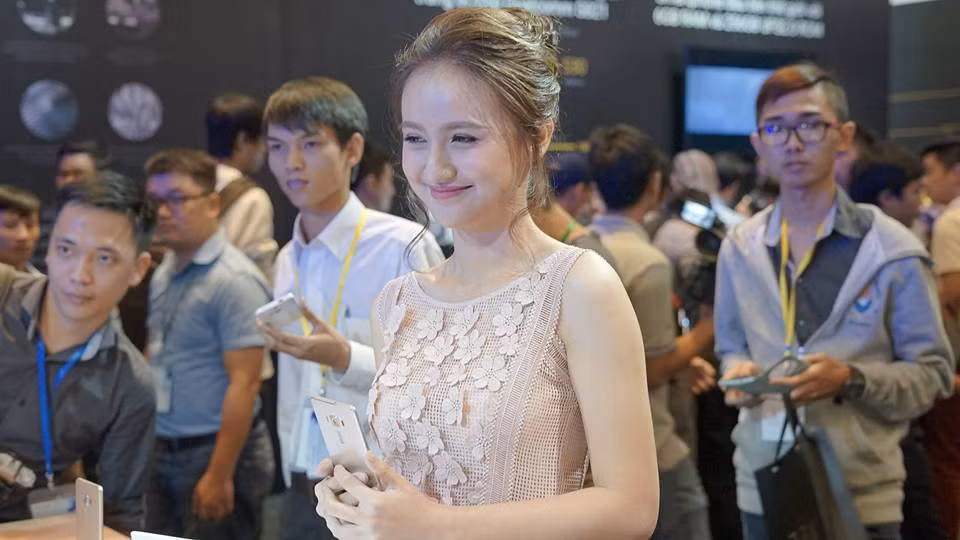 Bản thân Xuân Mai khi vô tình biết rằng mình được một số trang tin giới trẻ viết bài giới thiệu đã cảm thấy rất bất ngờ. Trên trang cá nhân của mình, vài ngày nay Xuân Mai thường xuyên gửi những lời cám ơn dành cho những người đã khen ngợi cô nàng, đồng thời thể hiện sự cảm tạ, trân trọng tới những phóng viên trang tin đã giới thiệu về cô, đưa hình ảnh của cô lên các phương tiện thông tin đại chúng. Dù rất trân trọng và có phần thích thú khi được nhiều người ưu ái, khen ngợi... nhưng bản thân Xuân Mai cũng hơi ái ngại khi song song với những lời khen vẫn luôn là những điều tiếng khó kiểm soát từ mạng xã hội rộng lớn.