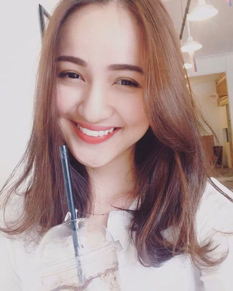 Khi cười, các cơ mặt của Xuân Mai luôn rất tự nhiên, tạo ra một thần thái vừa duyên dáng vừa hút hồn. Cô nữ sinh Cần Thơ xinh đẹp tiết lộ nửa đùa nửa thật rằng mỗi khi cười hết cỡ, cô thường xuyên "không thể nhìn thấy người đối diện". Dù vậy, cười vui, cười hết cỡ, cười nhiều mỗi ngày... đã là một thói quen của Xuân Mai, nó giúp cô nàng cảm thấy nhiều niềm vui, hứng thú trong cuộc sống và đặc biệt là luôn tạo ra sự yêu đời, lạc quan. Nó còn có ý nghĩa hơn khi giúp những người ở xung quanh cô luôn cảm thấy bình yên, vui vẻ.