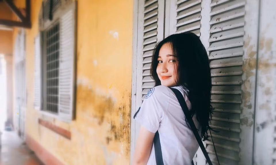 Nhưng vẫn giữ đúng sự ngây thơ, hồn nhiên của tuổi 16, Xuân Mai luôn rất nhiệt tình, cởi mở khi được hỏi về bản thân, những điều liên quan đến cuộc sống và học tập hiện tại. Và đặc biệt, đằng sau nụ cười được nhận xét là "đẹp nhất Việt Nam" của mình, Xuân Mai cũng có khá nhiều câu chuyện, kỷ niệm thú vị. Đầu tiên, cô nàng đã có một trận cười khi có một số bạn trẻ đặt cho cô biệt danh "Thánh cười". Dù biệt danh này rất hài hước nhưng phải công nhận rằng nó đã mô tả trực tiếp về đặc điểm dễ gây ấn tượng nhất ở Xuân Mai - đó là nụ cười hồn nhiên, có chút thơ ngây và có khả năng làm thay đổi tâm trạng người đối diện.