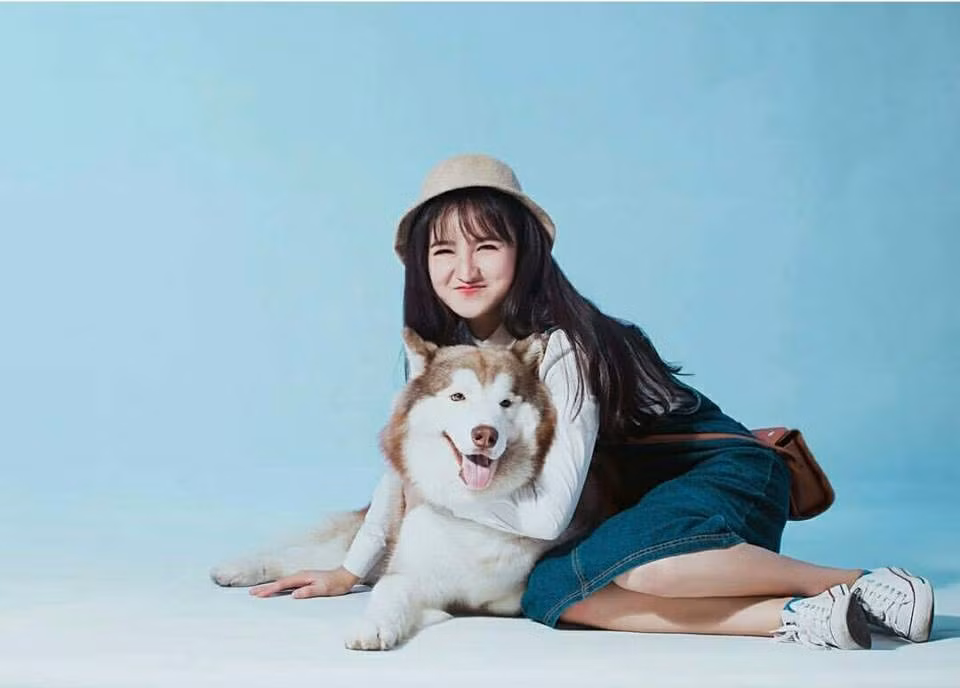 Tuy nhiên sự thật hoàn toàn không như vậy. Cô nữ sinh Cần Thơ xinh đẹp được một trang tin về giới trẻ, chuyên "săn lùng" những gương mặt trẻ mới, ấn tượng để viết bài giới thiệu. Trong bài viết đầu tiên, những thông tin về Nguyễn Túy Xuân Mai thực sự rất ít ỏi bởi cô nàng mới được phát hiện và các trang báo tuổi teen chưa có thời gian tiếp xúc với cô. Phải đến vài ngày sau đó, khi Xuân Mai vô tình được mọi người biết đến nhiều hơn, những thông tin về cô nữ sinh này mới dần được tiết lộ nhưng vẫn với lưu lượng rất ít.