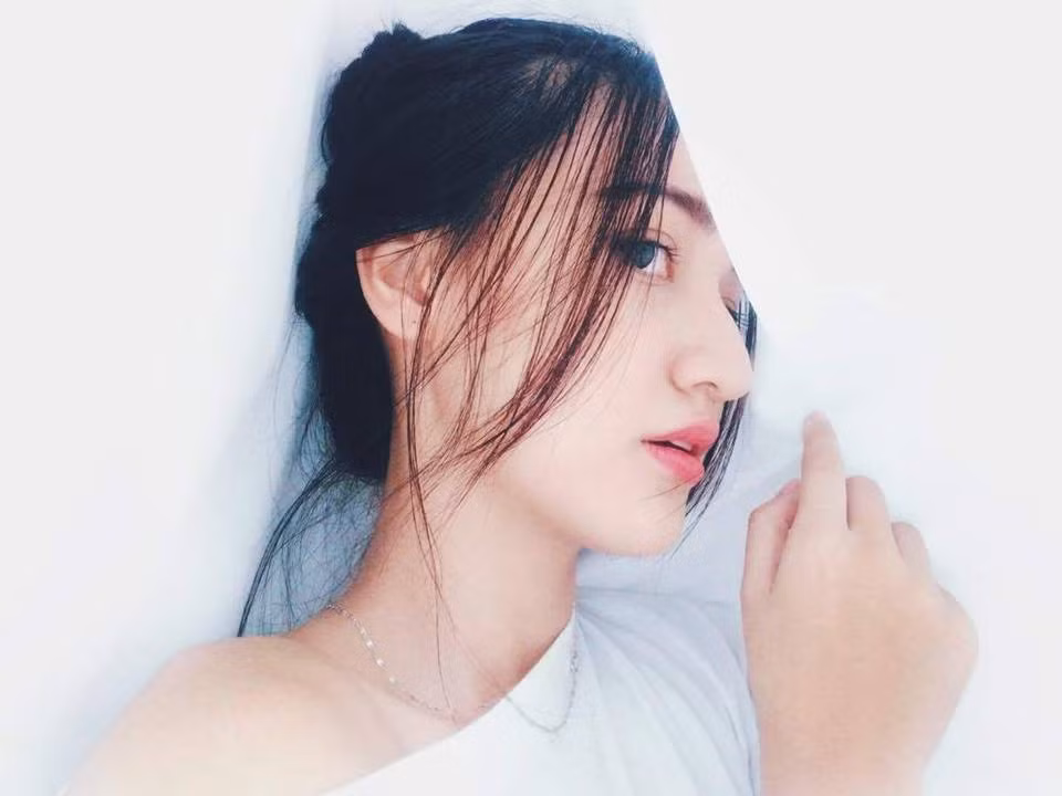 Xuân Mai cũng tiết lộ rằng trước đây từng có rất nhiều người lầm tưởng cô là người nước ngoài, chủ động dùng tiếng Anh khi bắt chuyện, giao tiếp với cô. Và khi biết Xuân Mai quê ở Cần Thơ, là con gái Việt 100%, những người đã nhầm lẫn trước đó đã cảm thấy vô cùng bất ngờ.