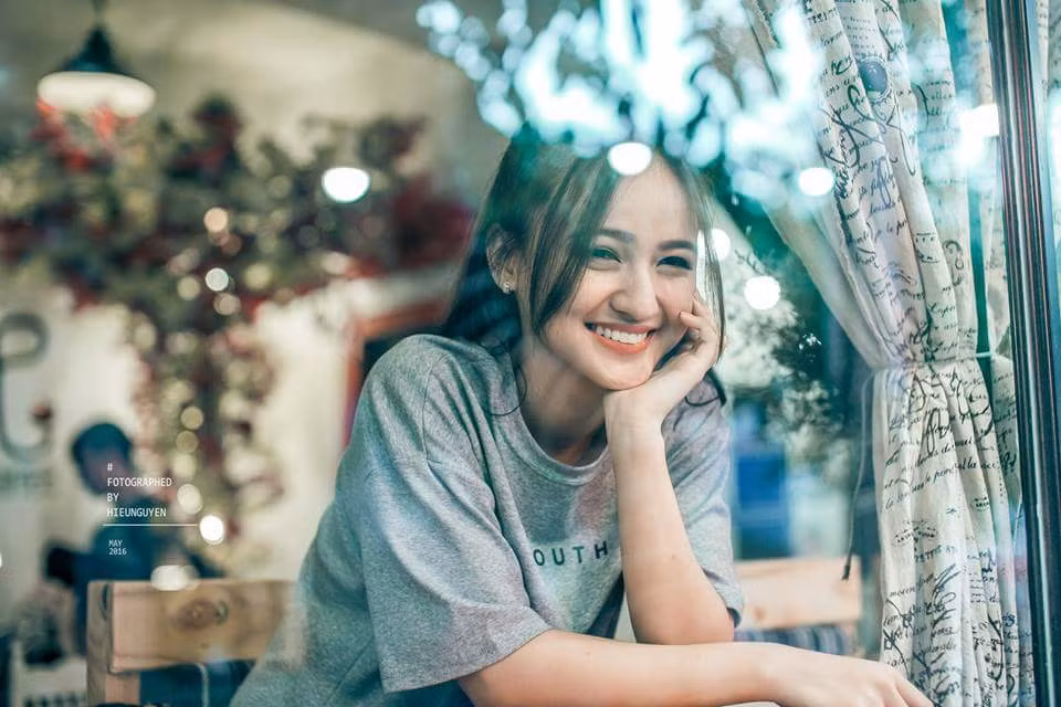 Tuy vậy, ngoài những lúc buộc phải sử dụng nụ cười đặc trưng của mình trong việc, những thời điểm khác, Xuân Mai luôn rất tự nhiên và đó chính là lúc cô dễ dàng gây ấn tượng với người khác nhất. Ngoài nụ cười hồn nhiên, thơ ngây dễ gây thương nhớ... Xuân Mai còn khiến dân mạng tranh cãi bởi khuôn mặt xinh xắn, mang rất nhiều nét lai Tây. Không ít người sau lần đầu gặp gỡ hoặc xem qua ảnh của Xuân Mai trên Facebook đã nhầm tưởng cô nàng là người nước ngoài hoặc con lai.