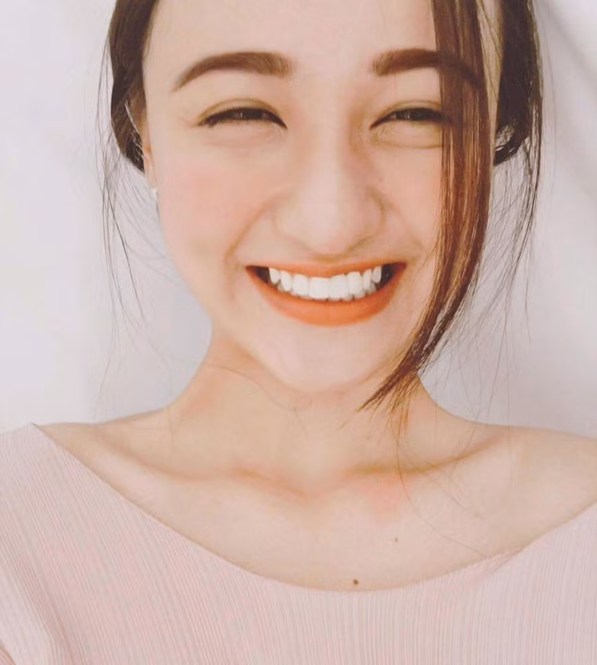 Được chú ý bởi nụ cười được nhận xét là "đẹp nhất Việt Nam", vài ngày gần đây, cô nữ sinh Cần Thơ tên Nguyễn Túy Xuân Mai đang gây thương nhớ cho nhiều bạn trẻ, đặc biệt là các chàng trai. Chỉ với một nụ cười, Xuân Mai đã tạo ra được nhiều ấn tượng đẹp về bản thân, nó giúp cô nàng được so sánh với nhiều hot girl nổi tiếng, được khen ngợi không ngớt và có thêm số lượng lớn người theo dõi trang cá nhân. Không chỉ là một dấu ấn tốt đẹp, đằng sau nụ cười của Xuân Mai còn là rất nhiều câu chuyện thú vị mà mỗi khi có dịp, cô bạn là chia sẻ để mọi người hiểu hơn về bản thân mình.