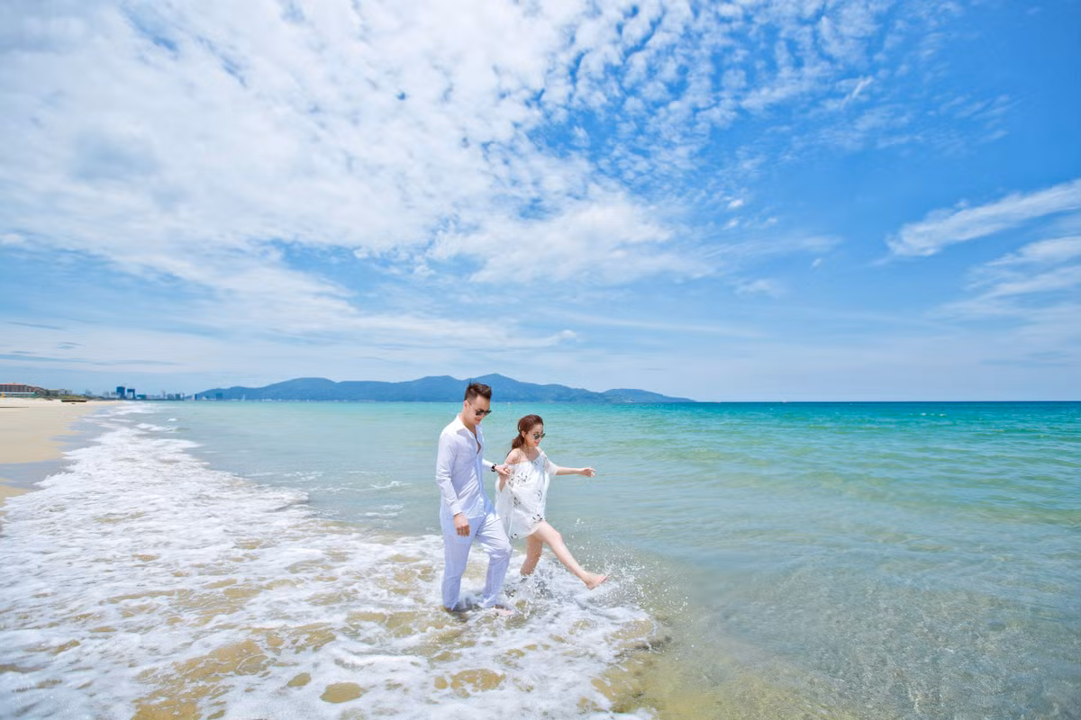 Cả hai bắt đầu dành cho nhau tình cảm đặc biệt hơn và coi người kia như một nửa không thể thiếu trong cuộc sống. Ảnh: Nupakachi Studio.