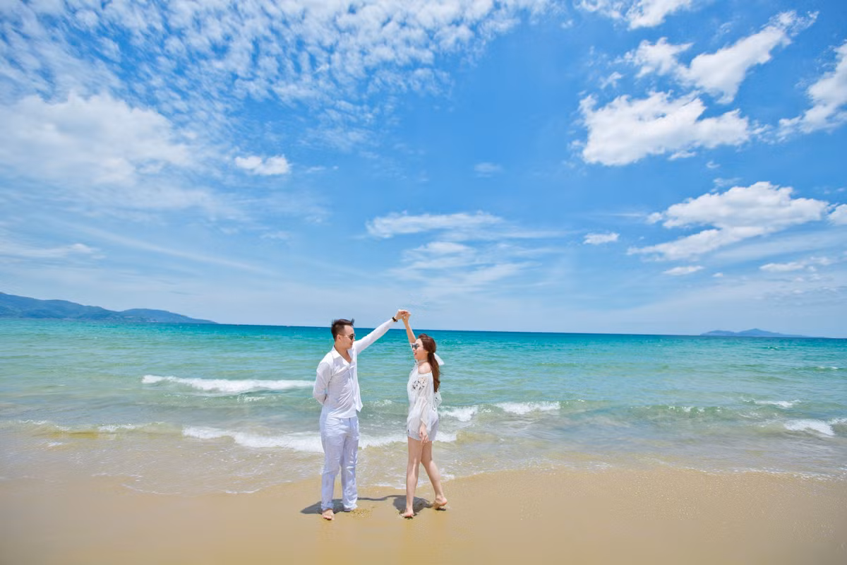 Về phía mình, Yến cũng rung động trước sự "lột xác" của người bạn thuở thơ ấu. "Trong mắt mình lúc đó, anh Duy rất người lớn, đàn ông và luôn chăm sóc mọi người xung quanh một cách dịu dàng, ân cần", Yến tâm sự. Ảnh: Nupakachi Studio.