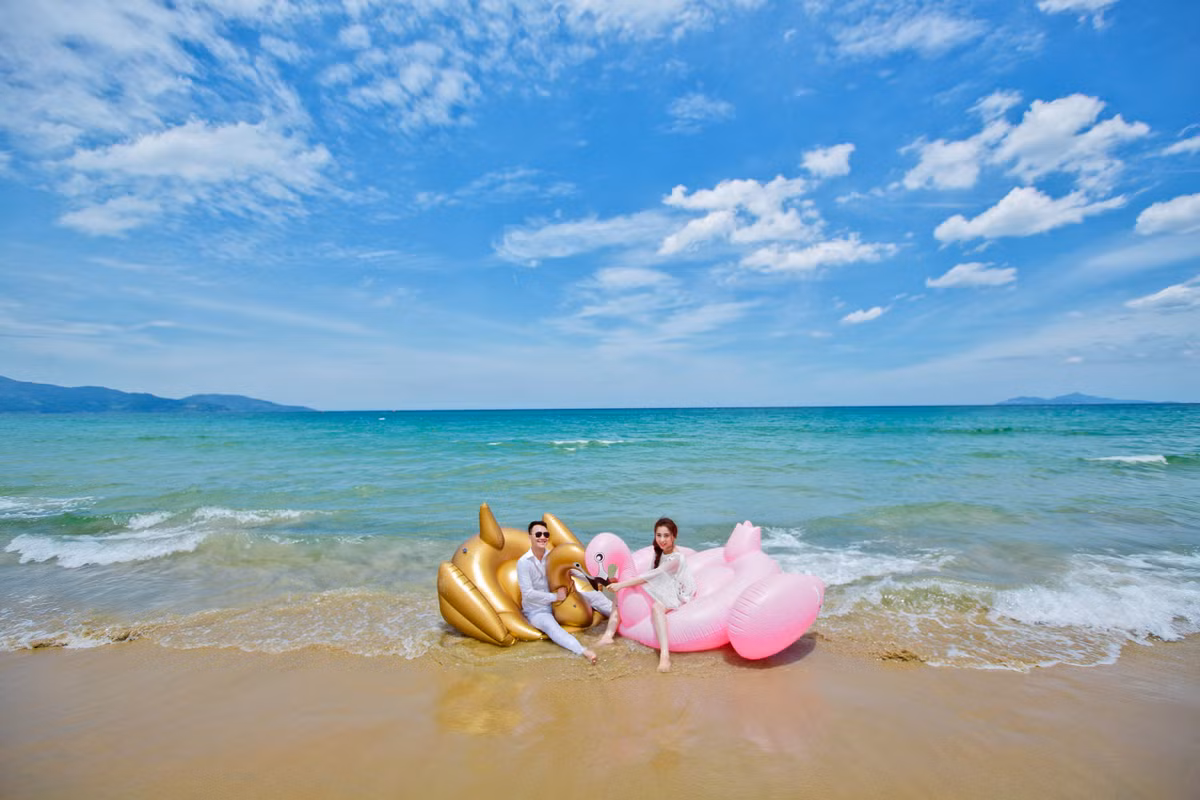 "Vì từng là bạn hồi bé nên khi tiến tới tình yêu, bọn mình cảm thấy thoải mái, không ngại ngùng và đặc biệt tin tưởng nhau", Hoàng Yến chia sẻ. Ảnh: Nupakachi Studio.