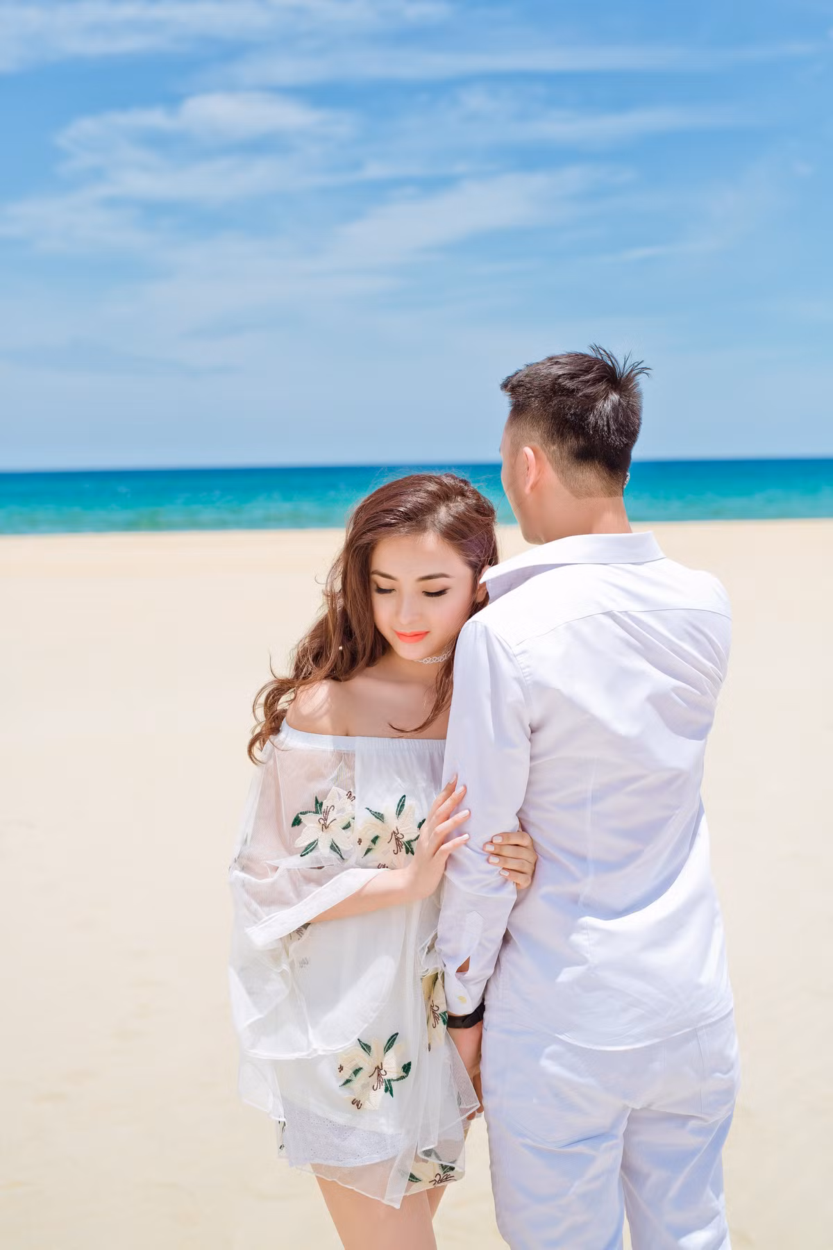 Mãi đến 12 năm sau, cặp đôi 9X tình cờ gặp lại trong một lần về Việt Nam cùng bố mẹ. Không còn là cô nhóc quậy phá ngày nào, Lâm Duy đã thực sự ấn tượng với sự dịu dàng, nữ tính của Hoàng Yến. Ảnh: Nupakachi Studio.