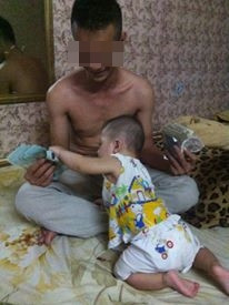 Theo nhiều thông tin lan truyền trên mạng, người thách rượu cô gái trẻ trong đoạn clip gây xôn xao là P.T.Năng, sinh sống ở Hà Nội. Nhiều dân mạng gọi T.Năng với biệt danh "đại gia Long Biên" bởi nhân vật này là người khá giàu có và ăn chơi. Tuy nhiên tất cả những thông tin này hiện vẫn chỉ ở dạng tin đồn trên mạng, bởi từ ngày clip thách rượu gái xinh gây sốt mạng đến nay, T.Năng vẫn chưa từng một lần lên tiếng hoặc có phản ứng gì trước làn sóng tranh cãi, chỉ trích của cộng đồng mạng.