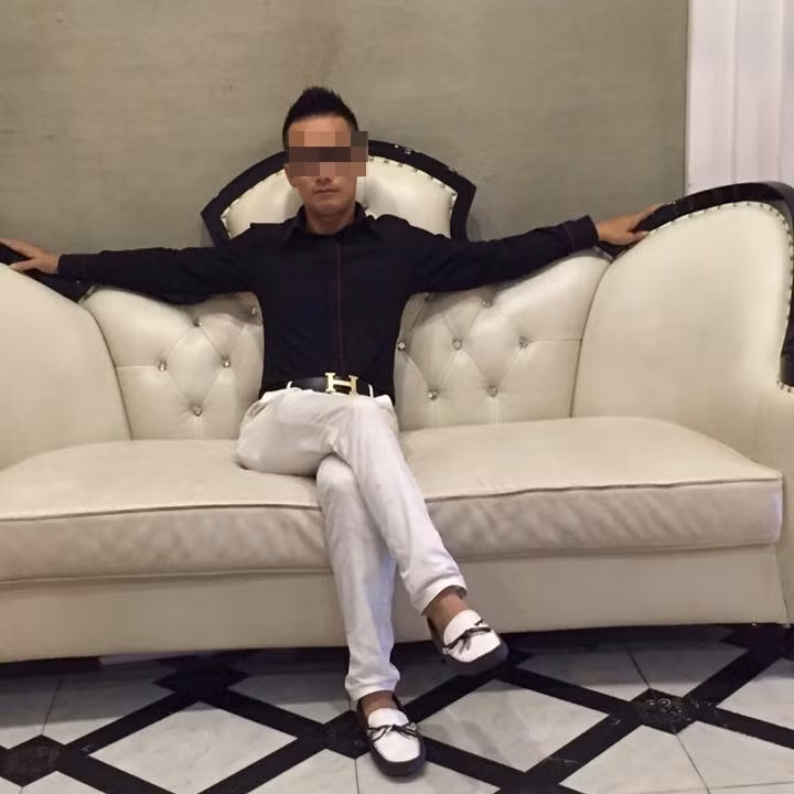 Trên trang cá nhân của T.Năng, ngoài những bức ảnh khoe nhiều tiền, người đàn ông này còn có rất nhiều tấm hình khác nói về cuộc sống giàu có, xa hoa của mình. T.Năng thường xuyên đăng ảnh đi ăn nhà hàng sang trọng, đăng ảnh từ trong những cuộc vui, nhậu nhẹt và nhiều nơi ăn, chốn ở đắt tiền, đối lập hoàn toàn với vẻ "quê mùa" như trong đoạn clip thách rượu vừa qua. Hiện cư dân mạng Việt vẫn đang rất tò mò về nhân vật này và cố gắng tìm kiếm nhiều thông tin hơn về anh ta.