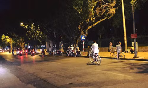 Nóng hổi, phổ biến và thịnh hành là thế nhưng nếu như là một người tinh ý, các bạn trẻ có thể nhận ra ngay rằng cho đến thời điểm hiện tại, tức là sau gần 2 tháng Pokemon Go ra mắt ở Việt Nam... số lượng người chơi, "mất ăn mất ngủ" vì tựa game này dường như đã giảm đi đáng kể. Biểu hiện rõ ràng nhất là gần đây trên phố xuất hiện ít, thậm chí là không còn cảnh người người mang theo điện thoại ra phố, người đi bộ, người đi xe máy để bắt Pokemon như trước nữa.